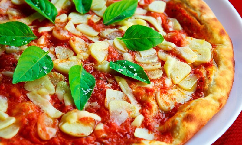 garlic and basil pizza