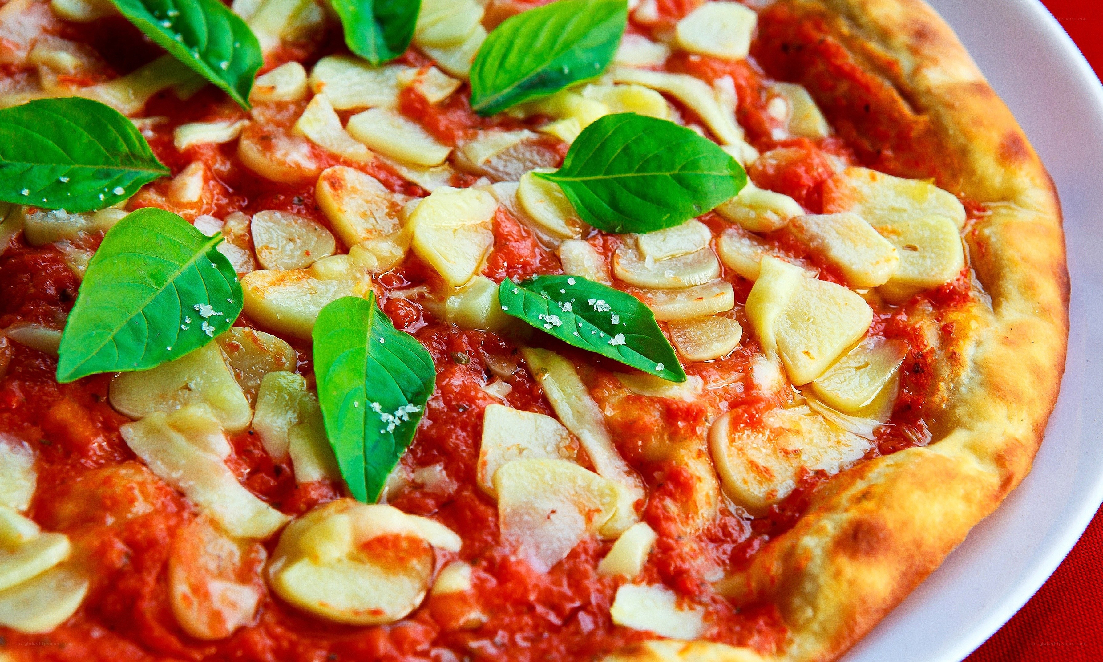 garlic and basil pizza