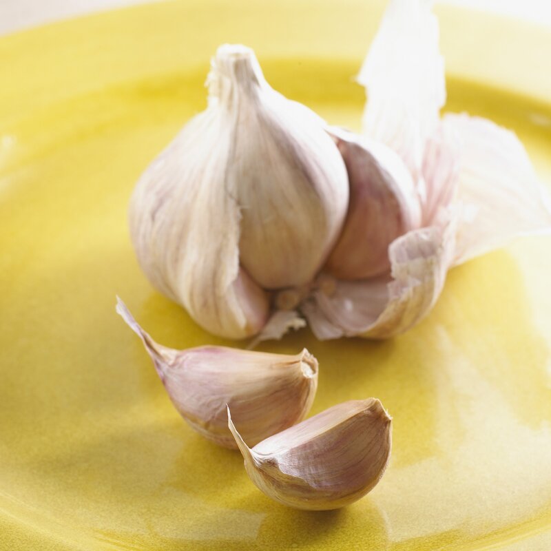 Garlic on a yellow plate