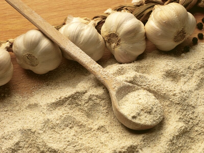 garlic powder and bulbs