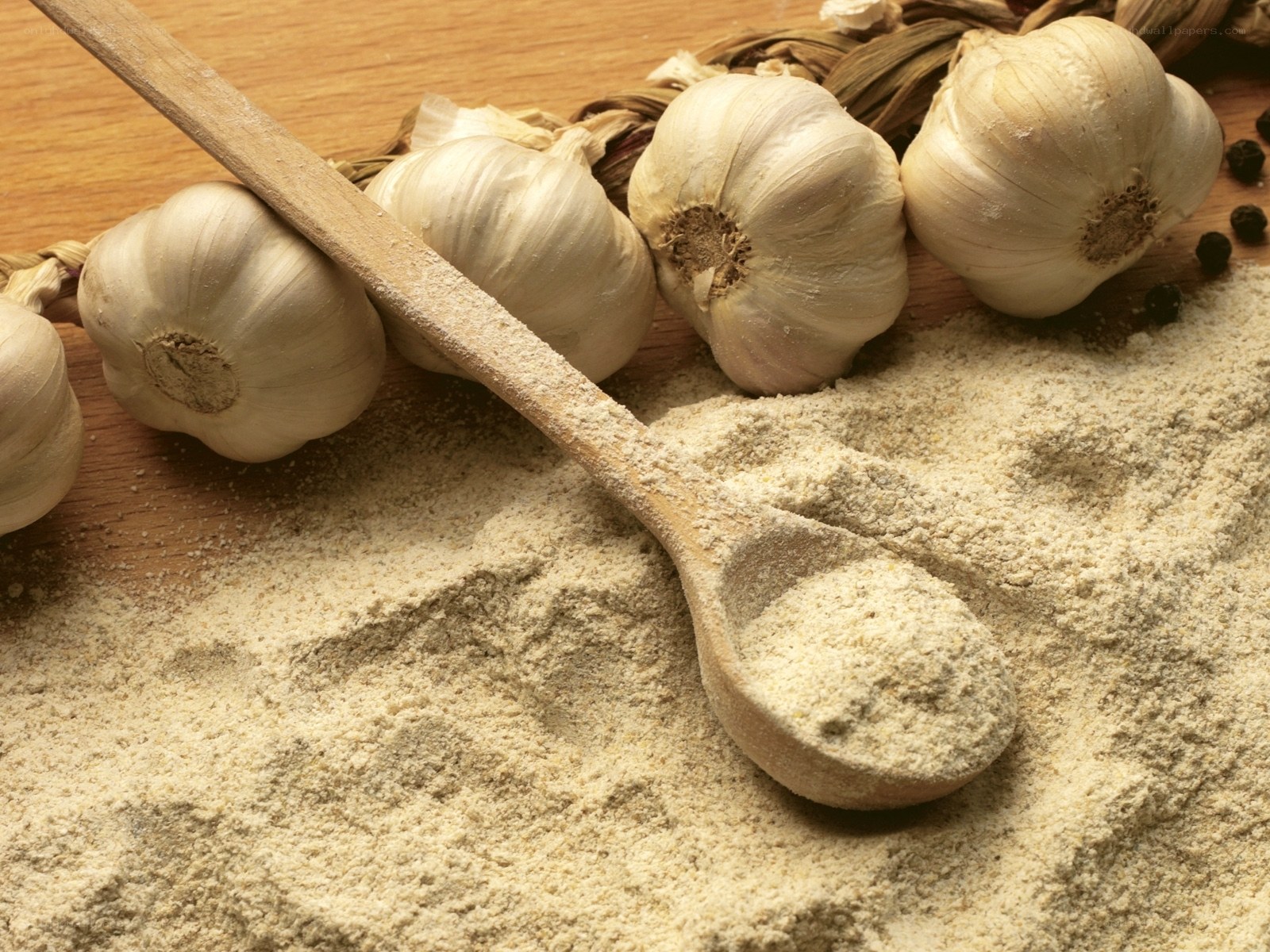 garlic powder and bulbs