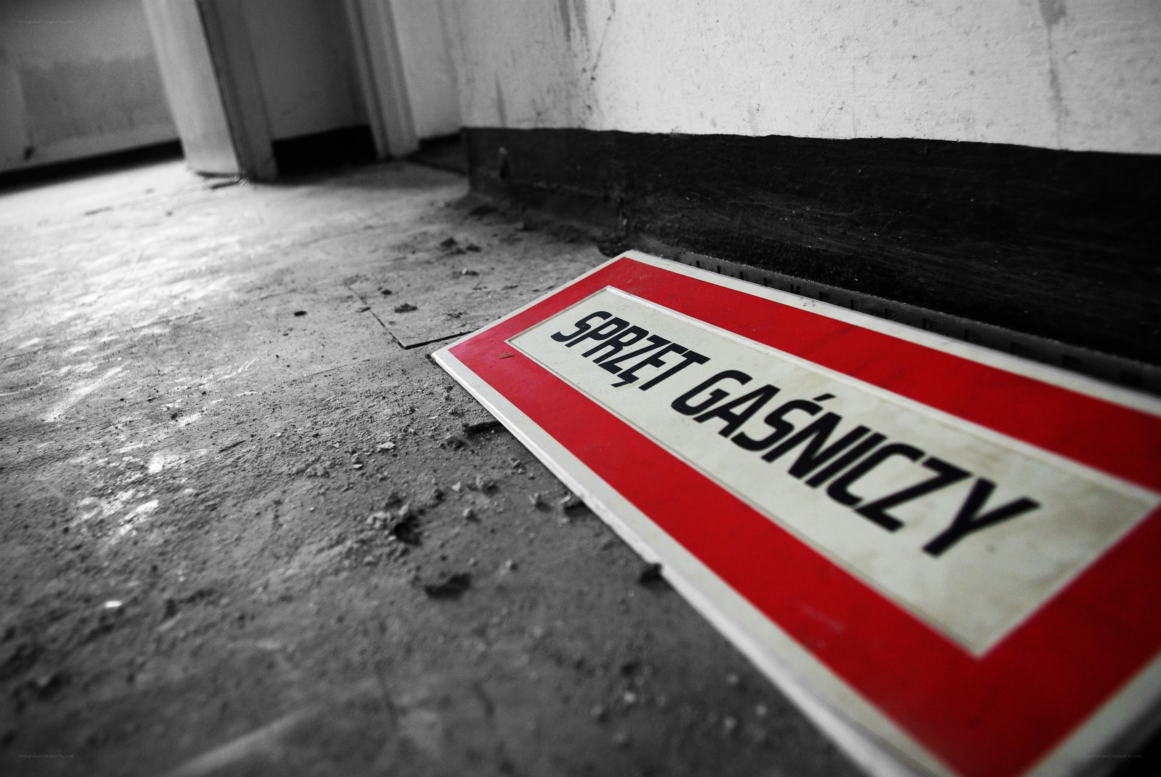 Gas leak sign on floor