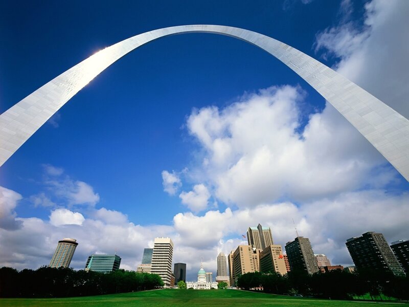 Gateway Arch and City Skyline — Blue