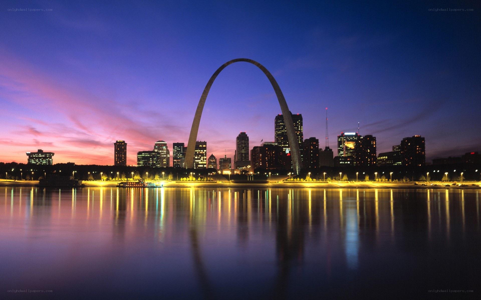 Gateway Arch at dusk