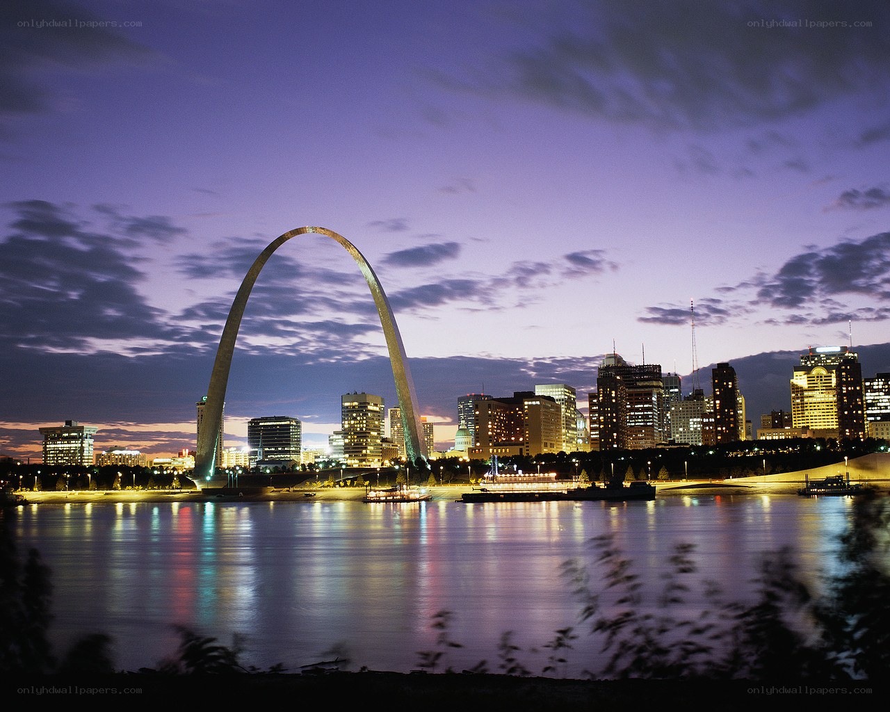 Gateway Arch at dusk