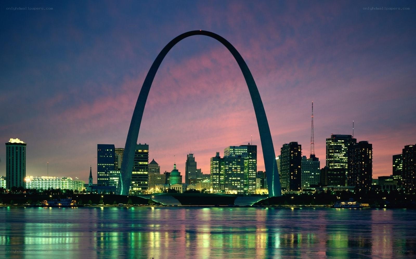 Gateway Arch at dusk