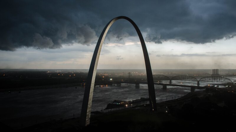 Gateway Arch at Dusk — Gray