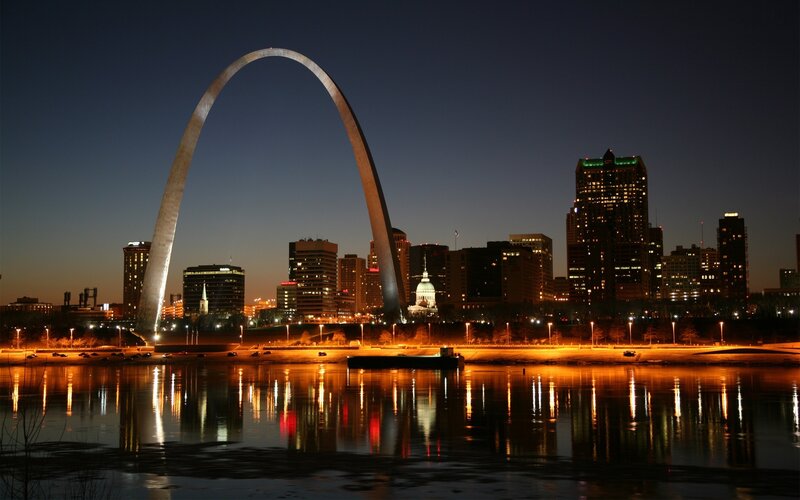 Gateway Arch at Night — Black, Serene