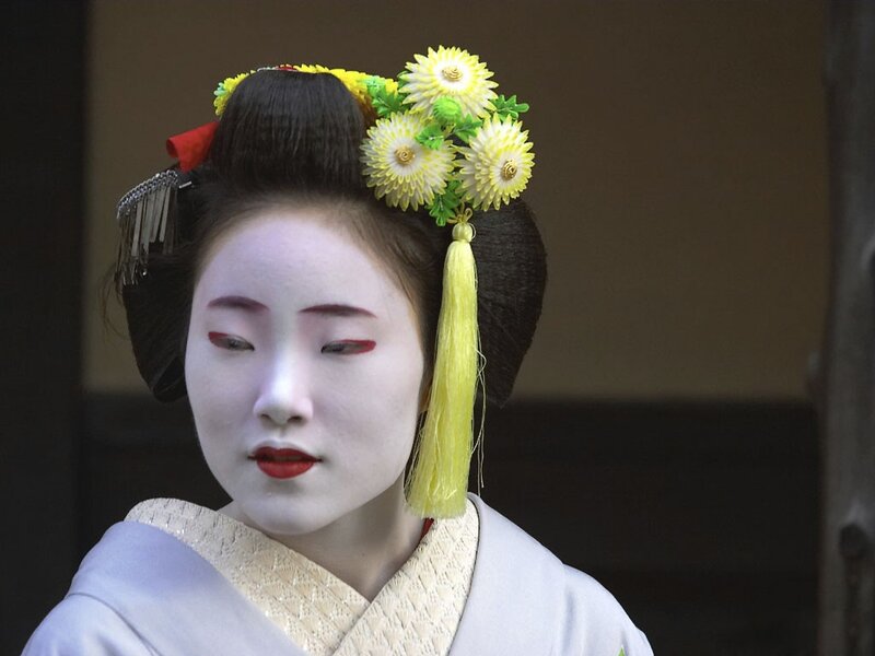 Geisha with yellow flowers