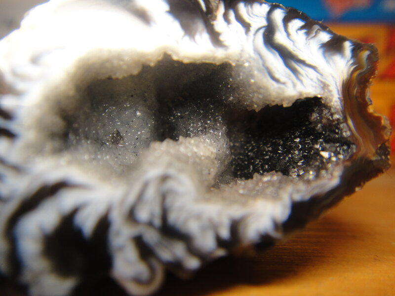 Geode with crystal interior