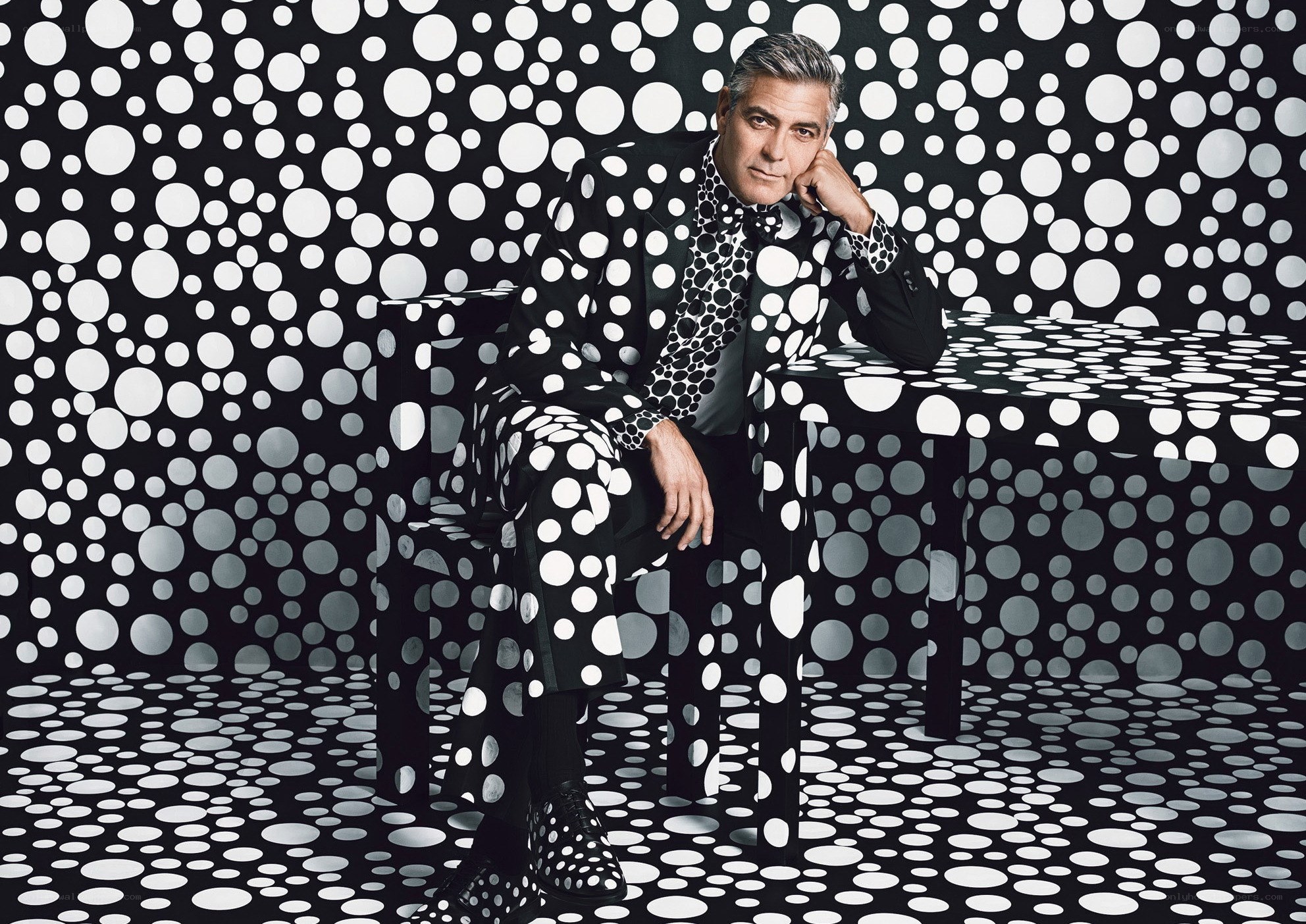 George Clooney in polka-dot room