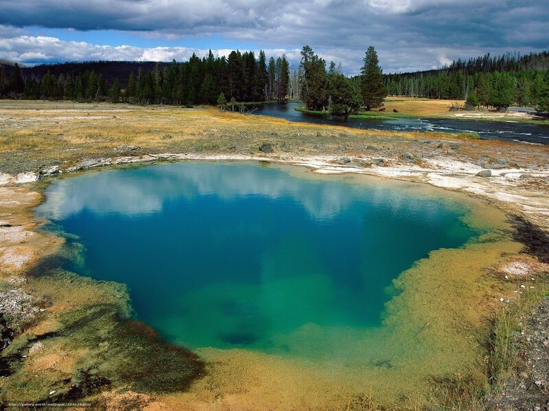 geothermal pool in yellowstone
