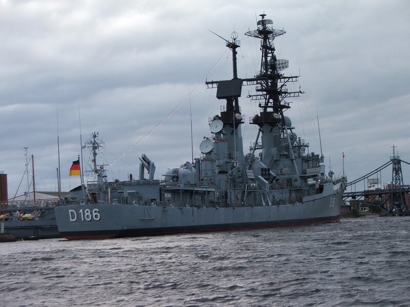 German naval ship D186
