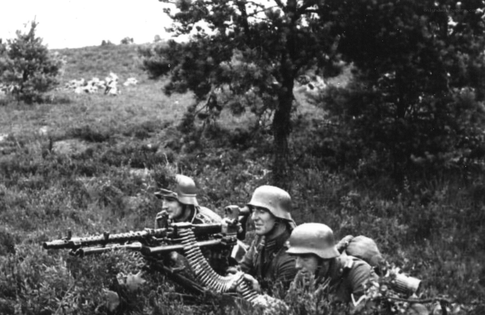 German soldiers with machine gun