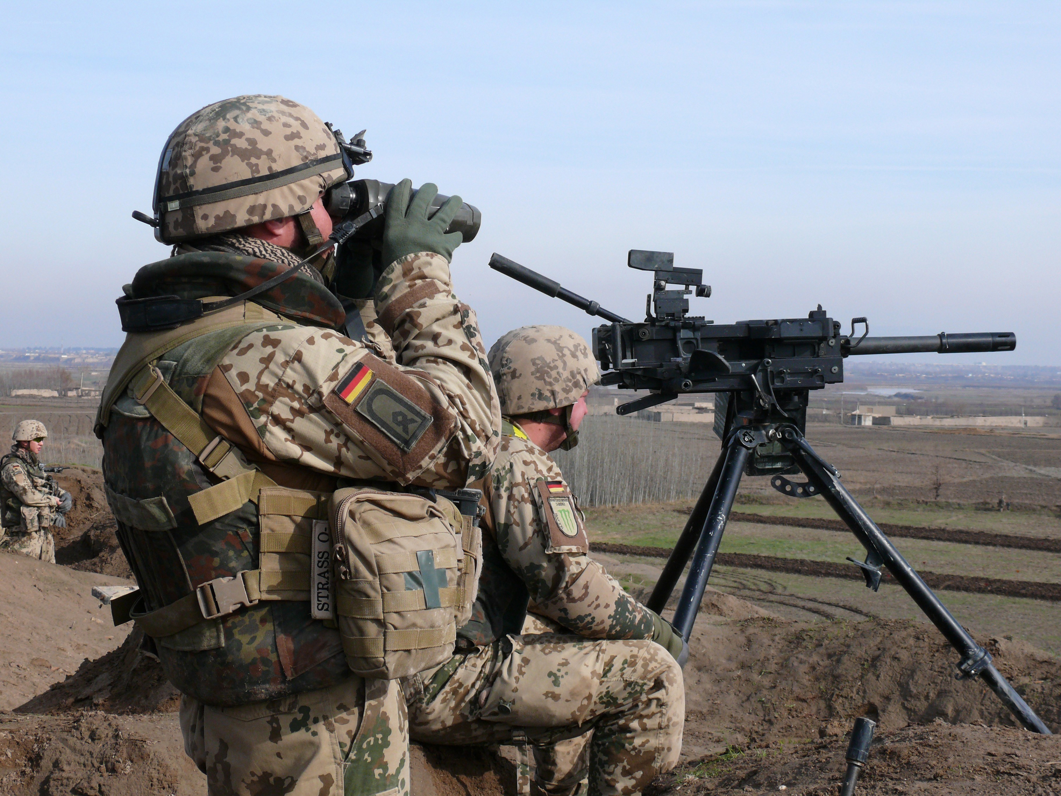 German soldiers with machine gun