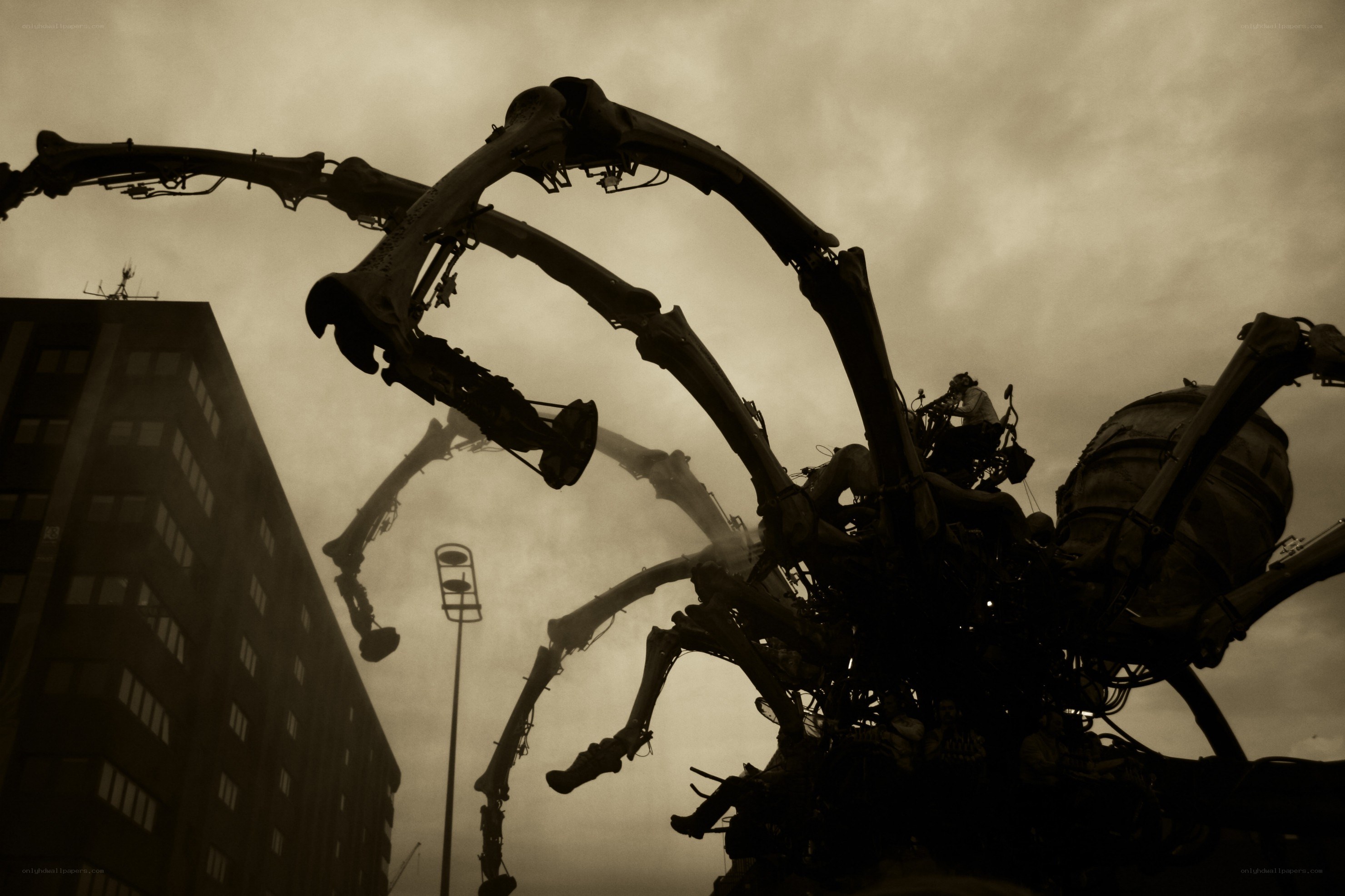 giant mechanical spider sculpture