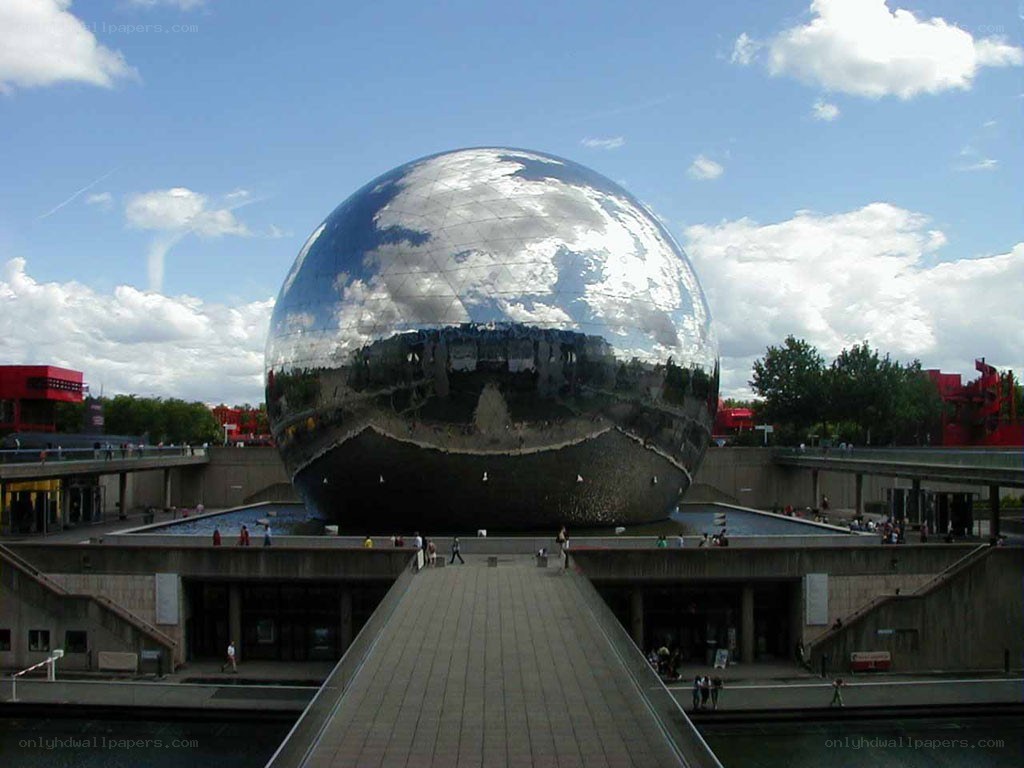 Giant reflective sphere at La Défense