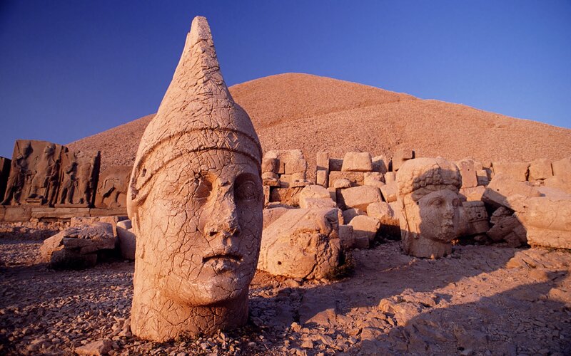 Giant stone heads at Nemrut Dağ