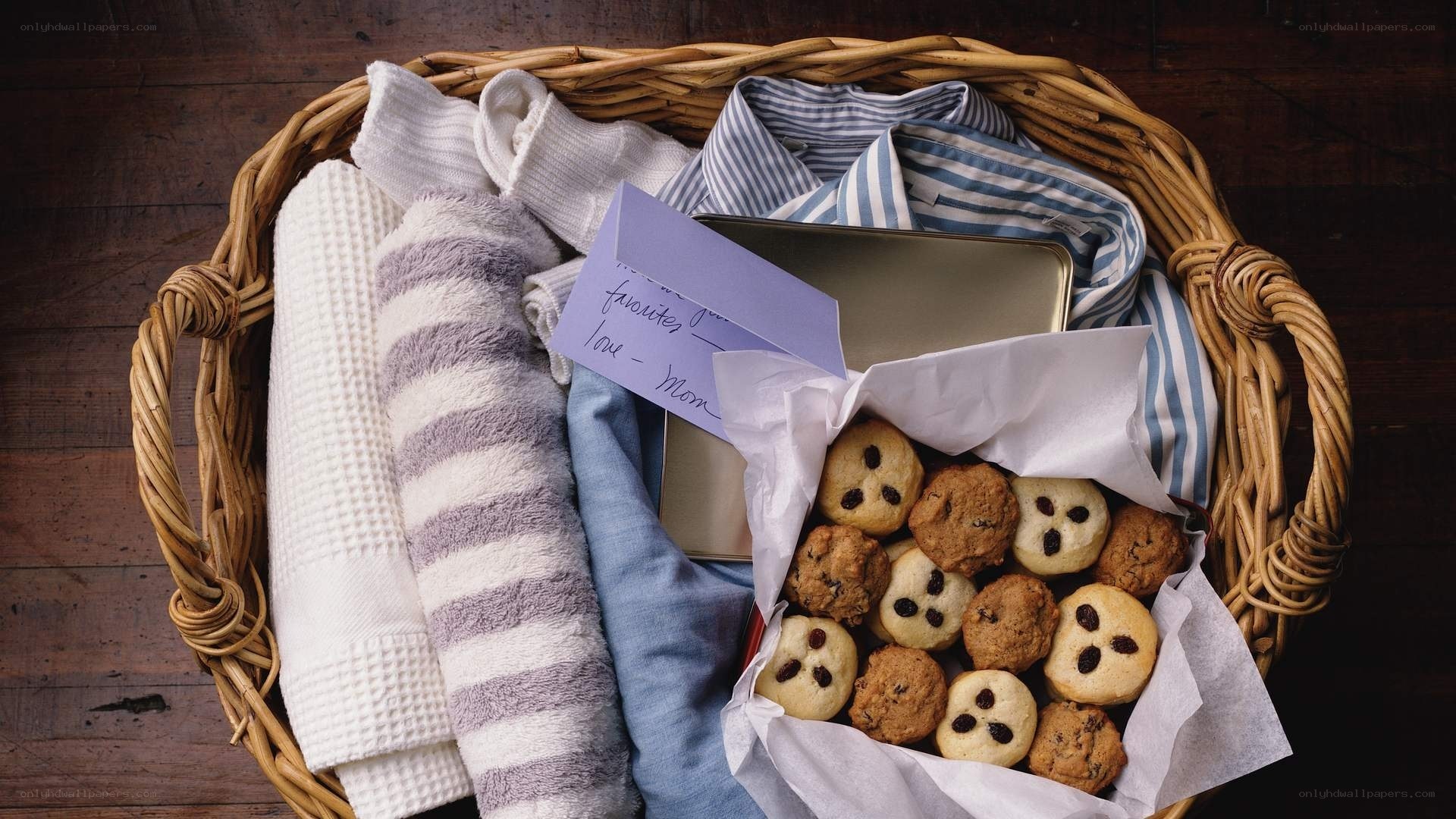Gift basket with cookies and towels