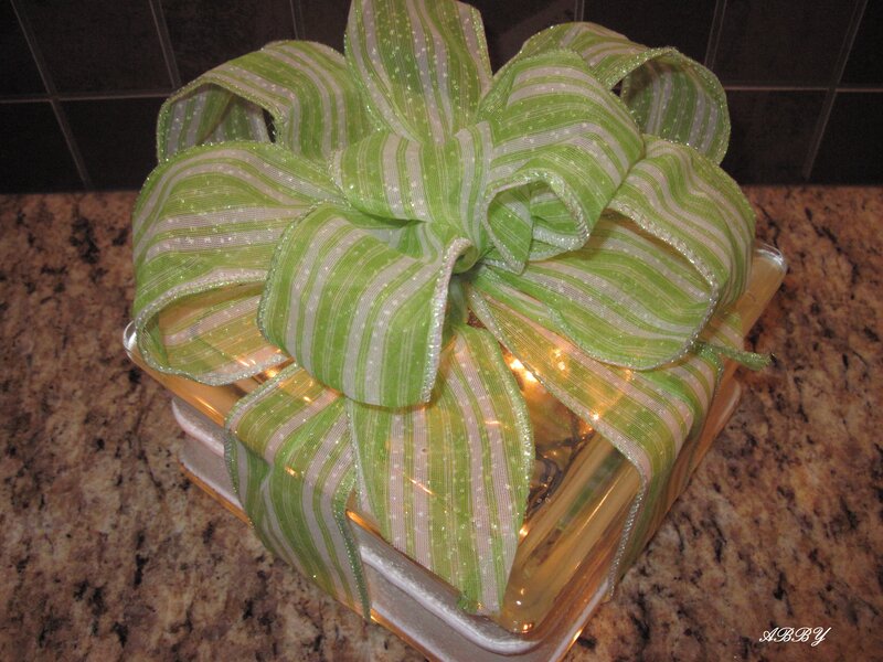 Gift Box with Bow — Green, Festive