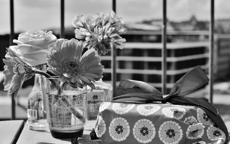 Gift Box with Flowers — Black