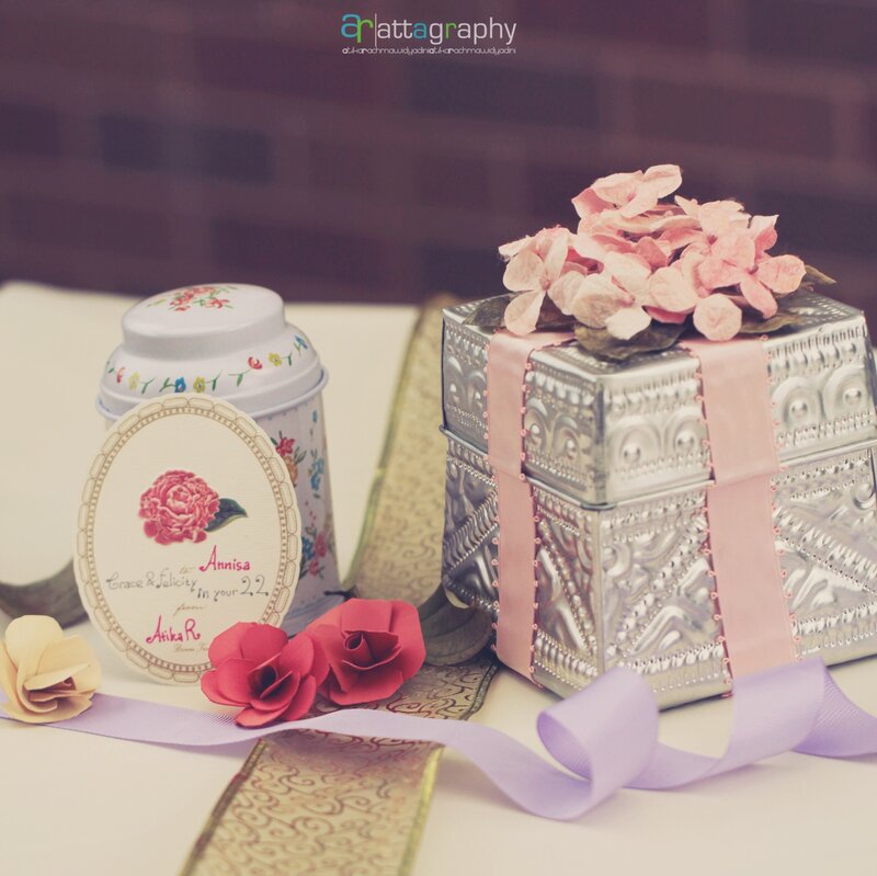 Gift Box with Flowers — Pink, Calm