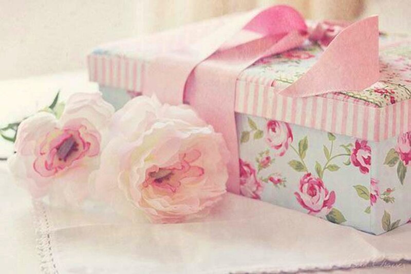 Gift Box with Flowers — Pink, Soft