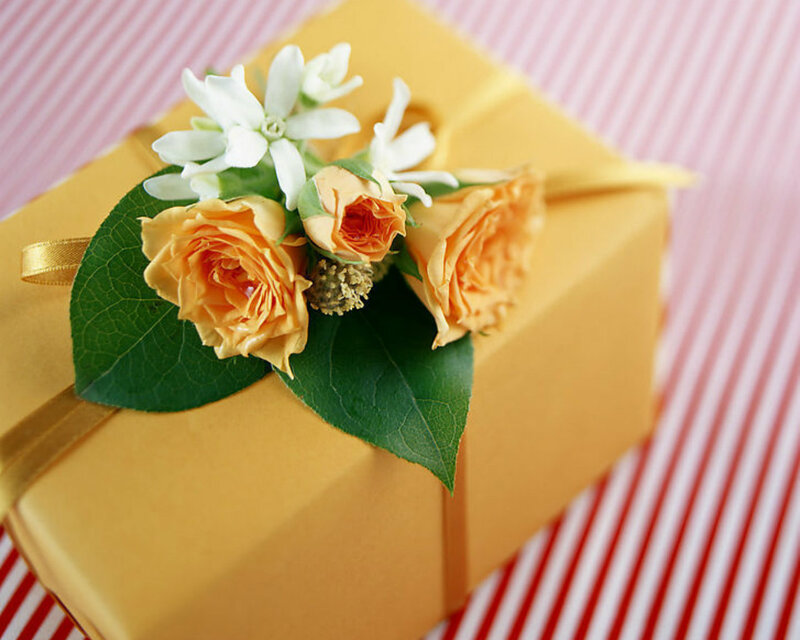 Gift Box with Flowers — Yellow, Calm