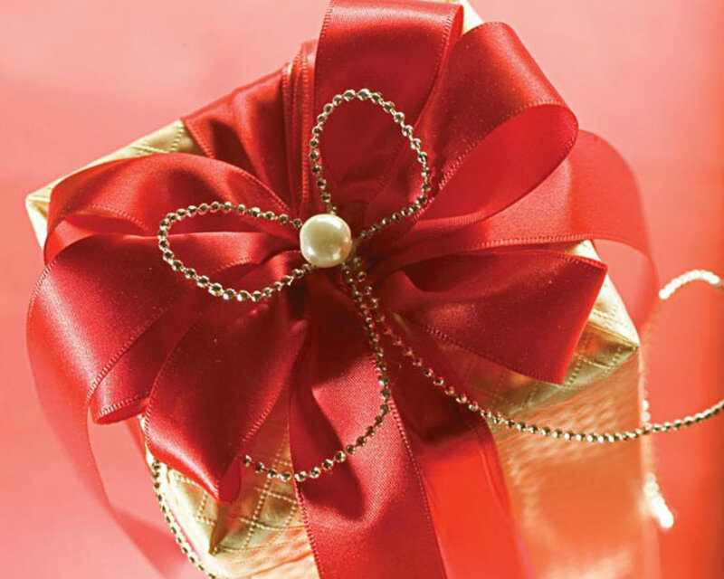 Gift Box with Red Bow — Festive, Photograph, Pearl