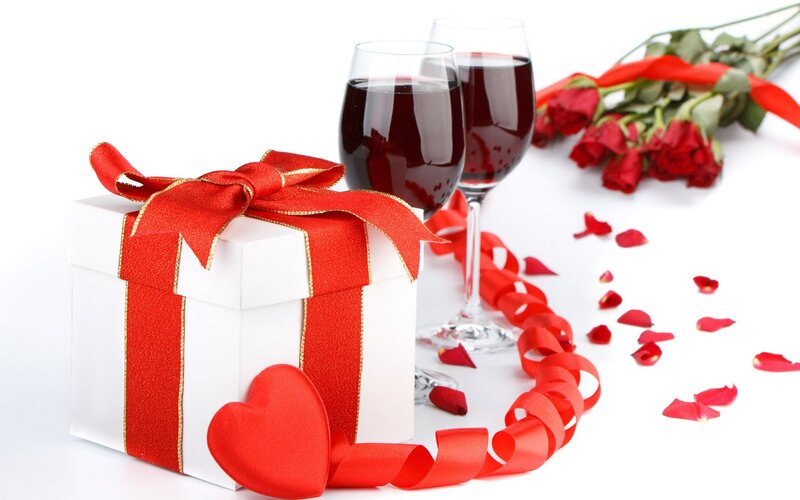Gift Box with Roses — Red, Romantic