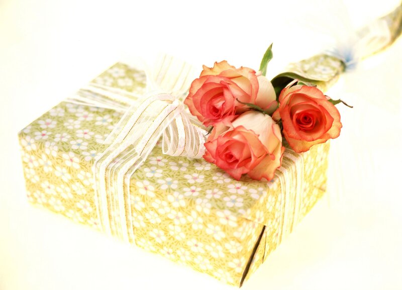 Gift Box with Roses — Yellow