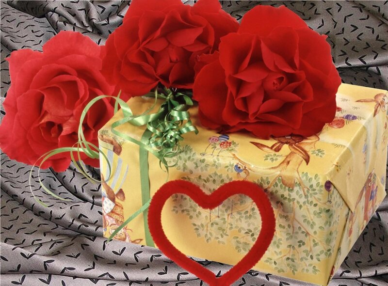 gift with red roses