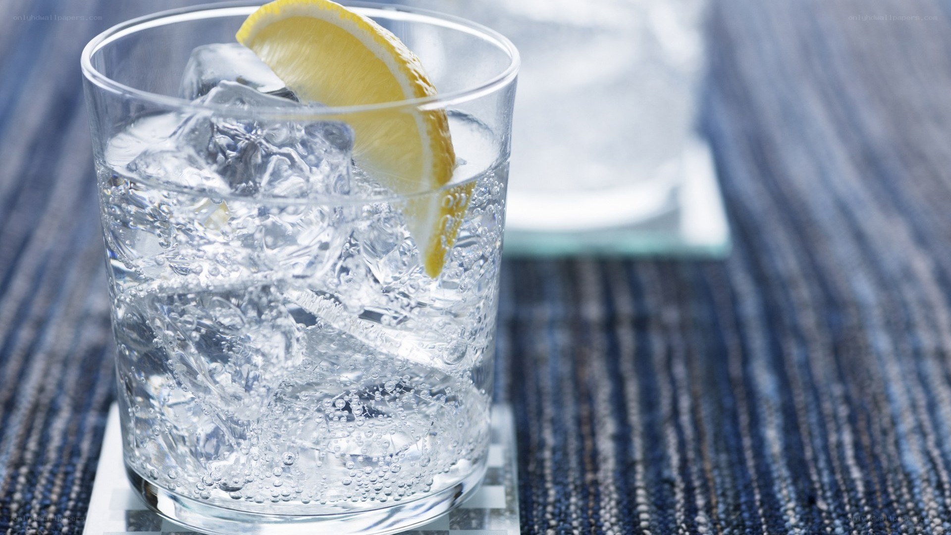 gin and tonic with lemon