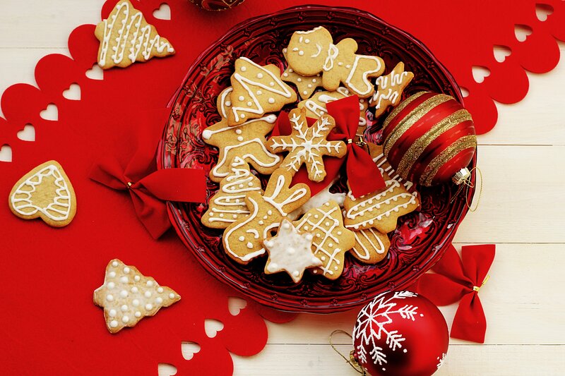 Gingerbread Cookies on Plate — Red