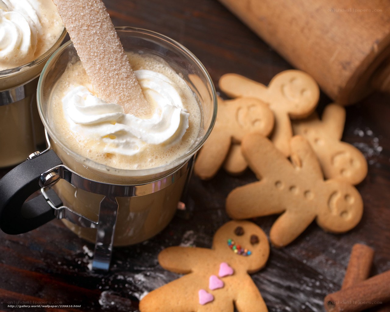 Gingerbread cookies with hot drink
