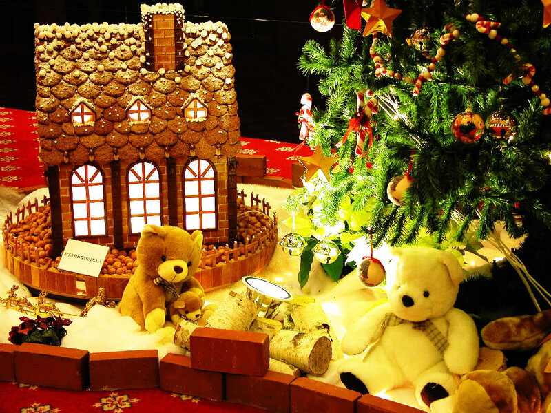 Gingerbread House Display — Green