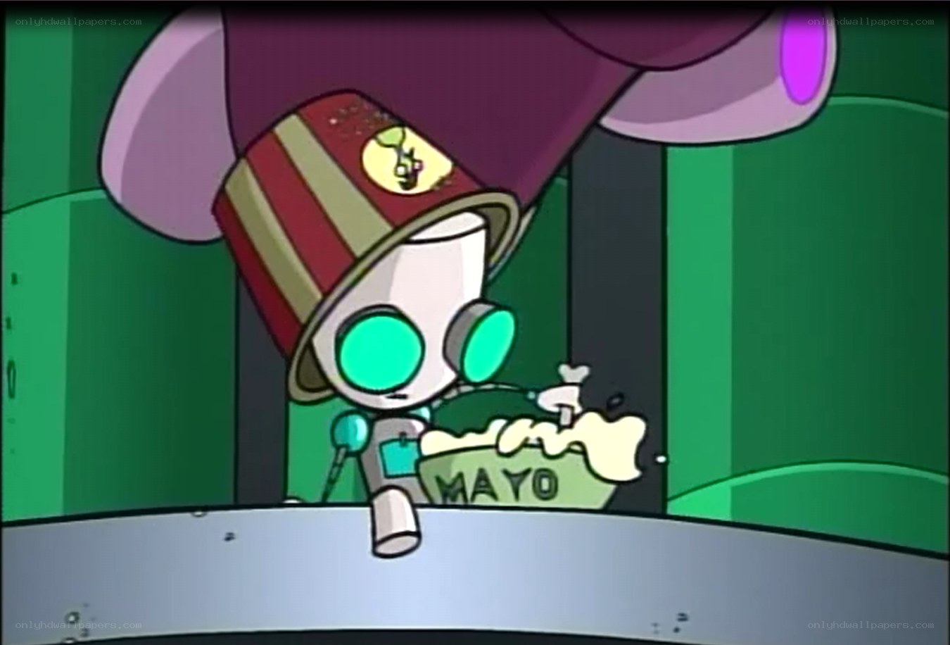 Giraffe robot with mayonnaise
