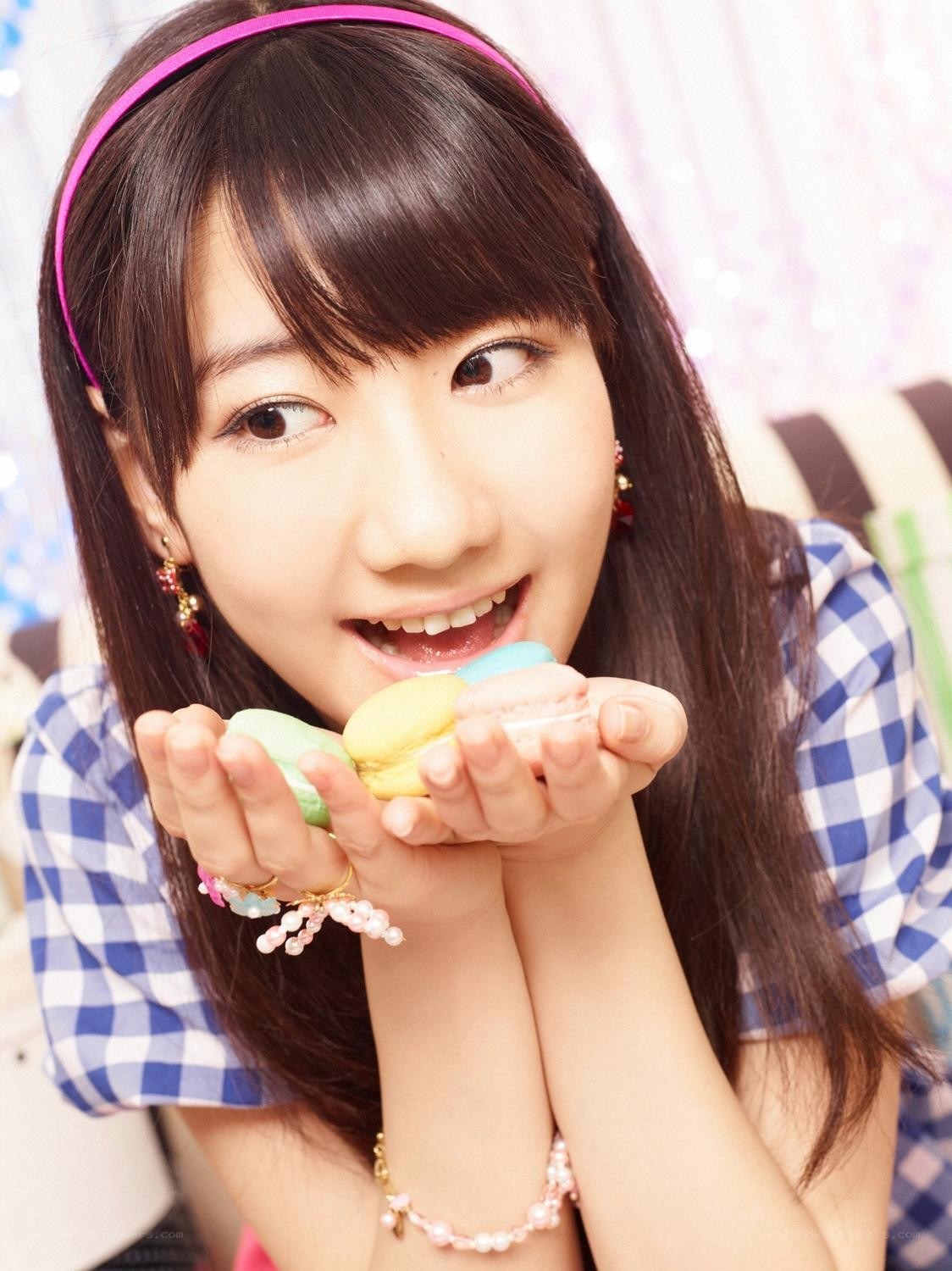 girl holding macarons