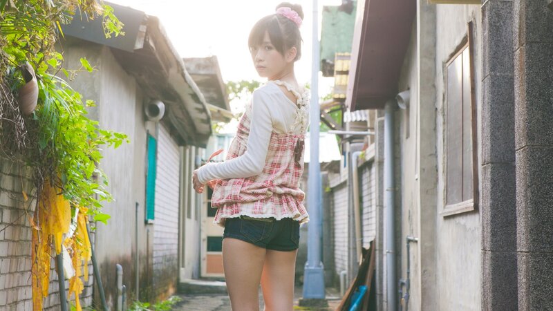 girl in alleyway