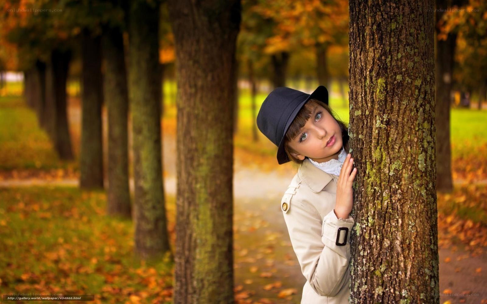 girl in autumn park