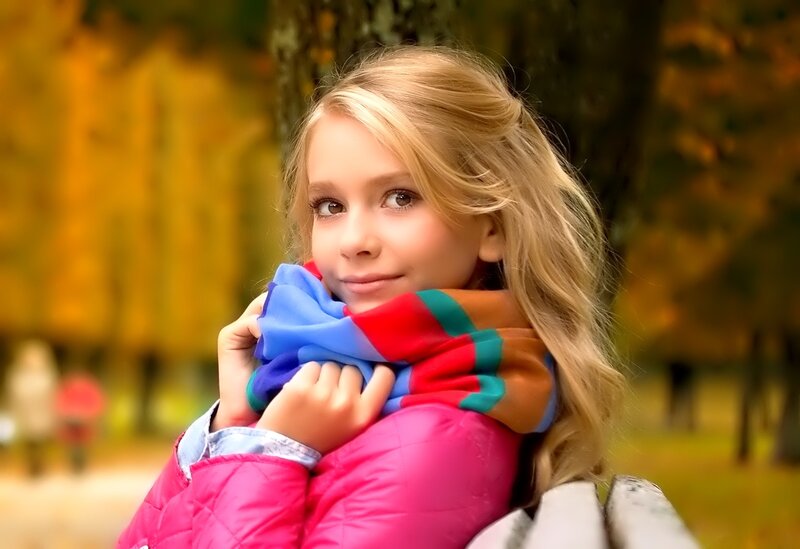 girl in autumn park