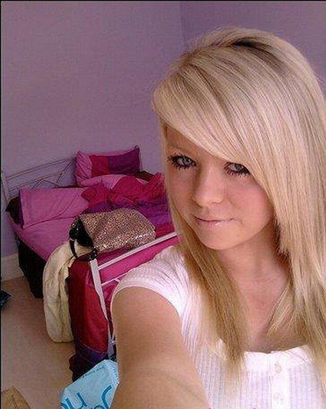 girl in bedroom selfie