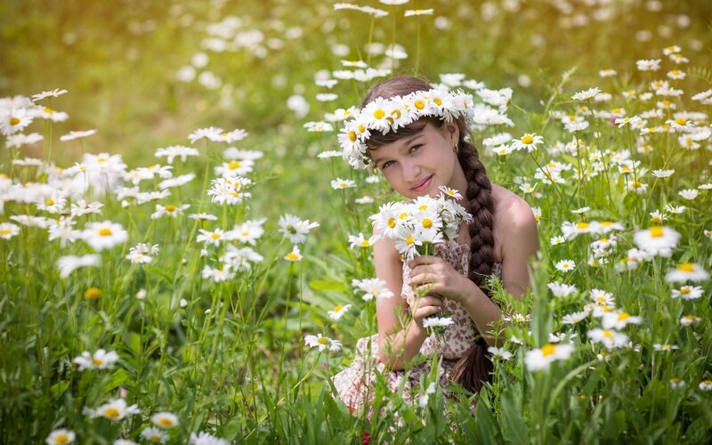 Girl in Daisy Field — Green