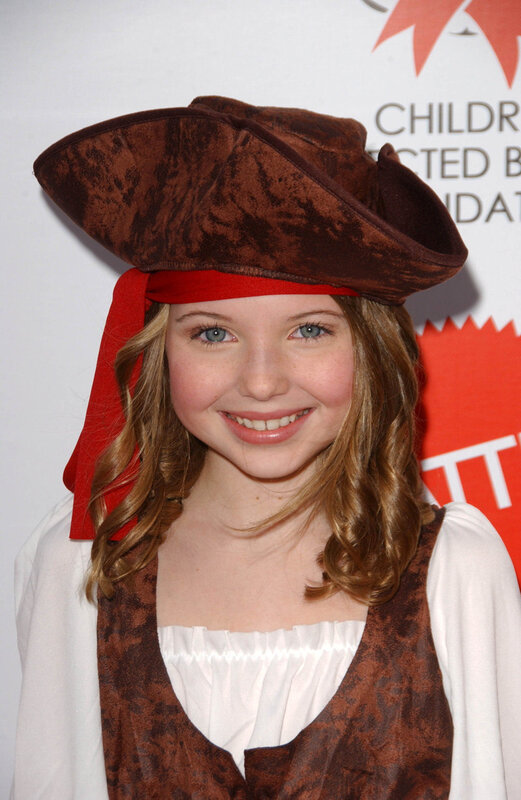 girl in pirate costume