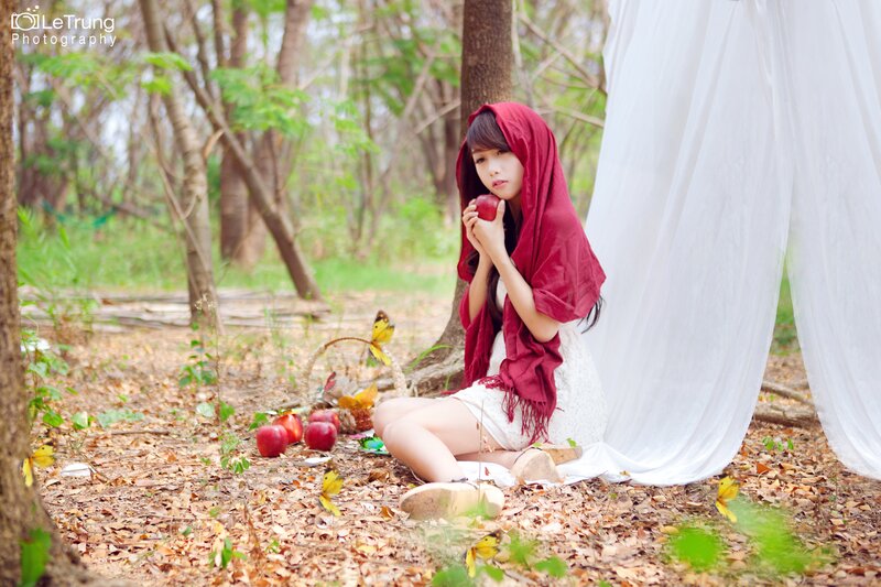 girl in red hood with apples