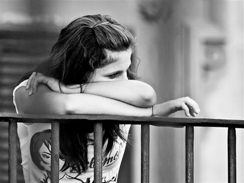 Girl Leaning on Railing — Black