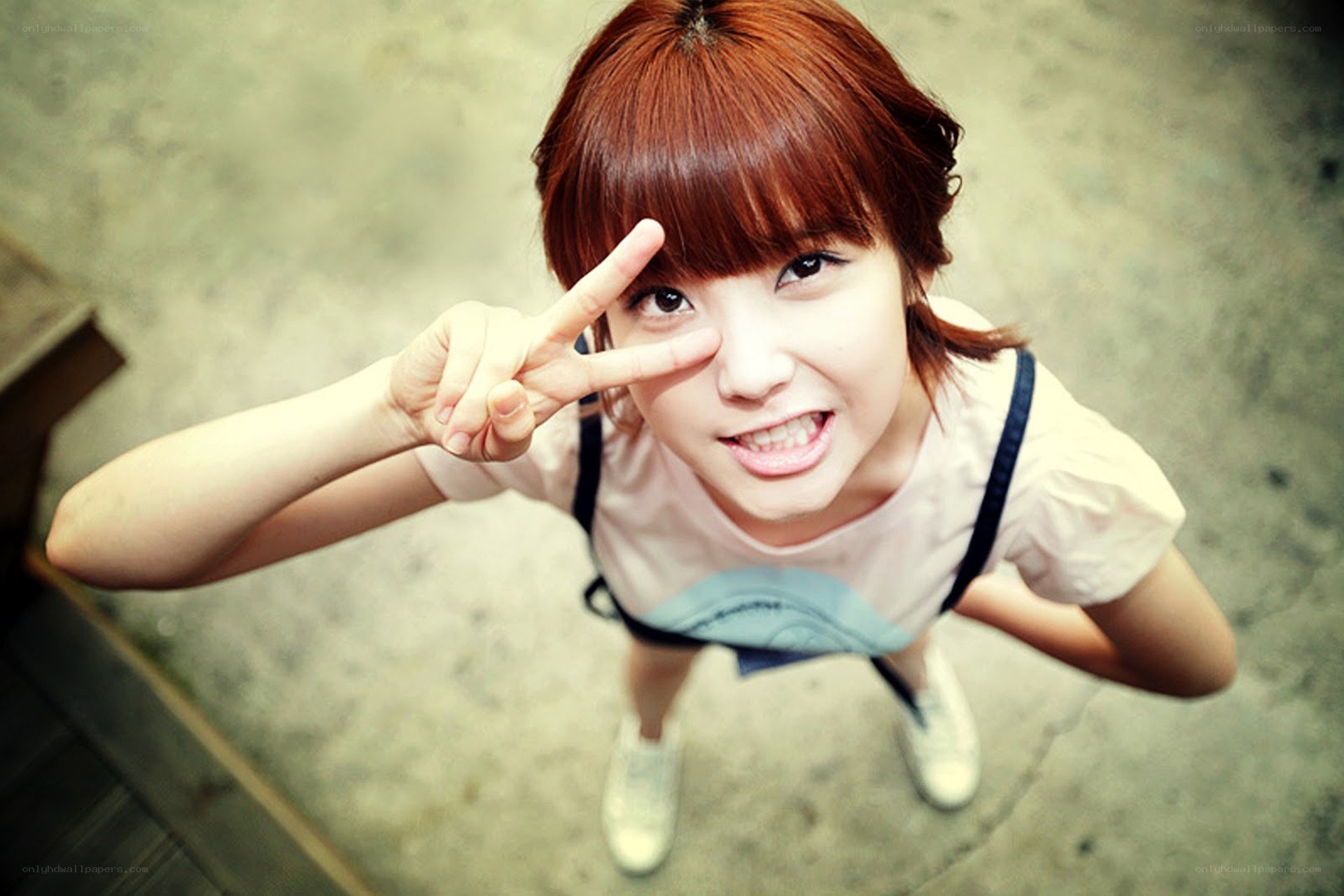 girl making peace sign