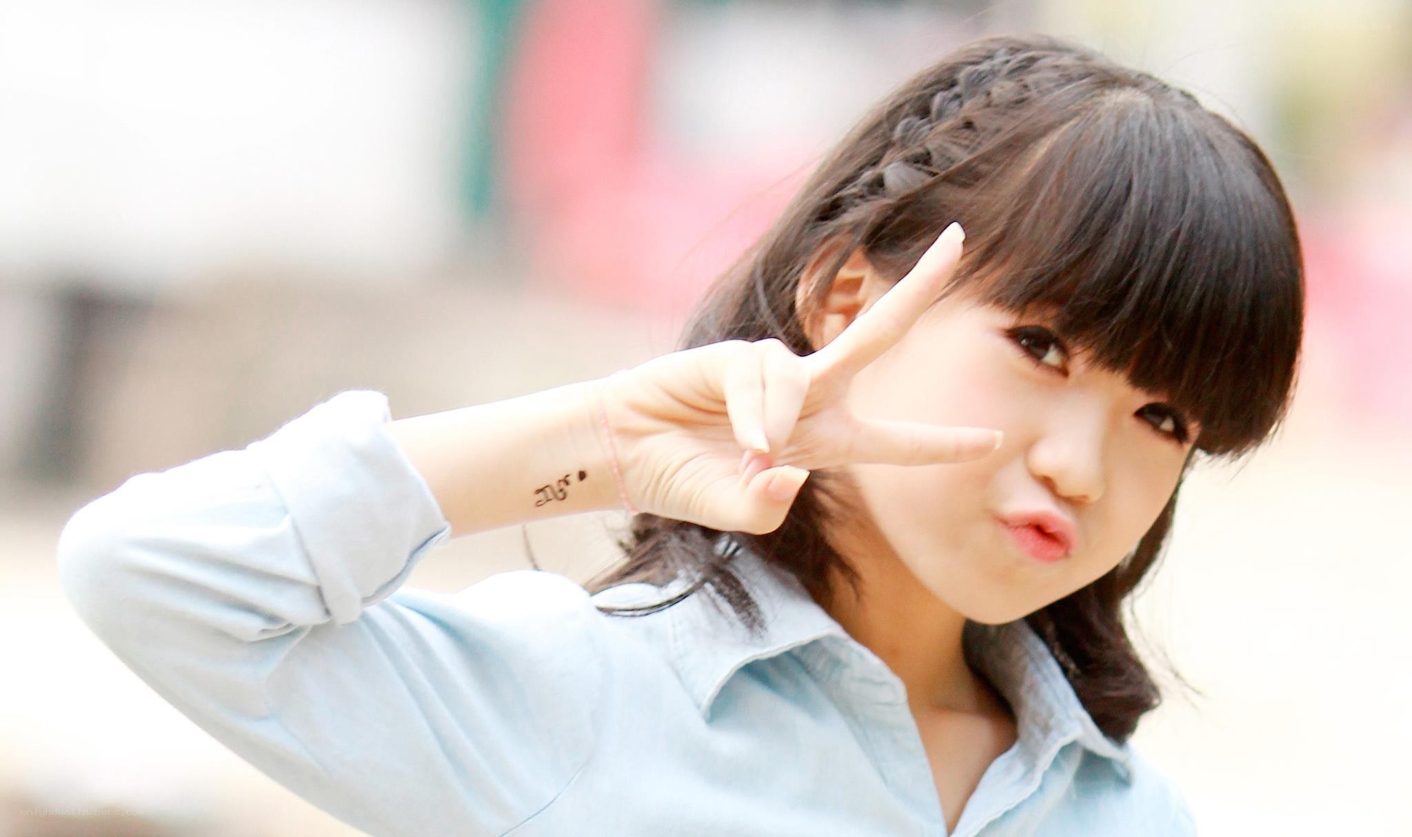 girl making peace sign
