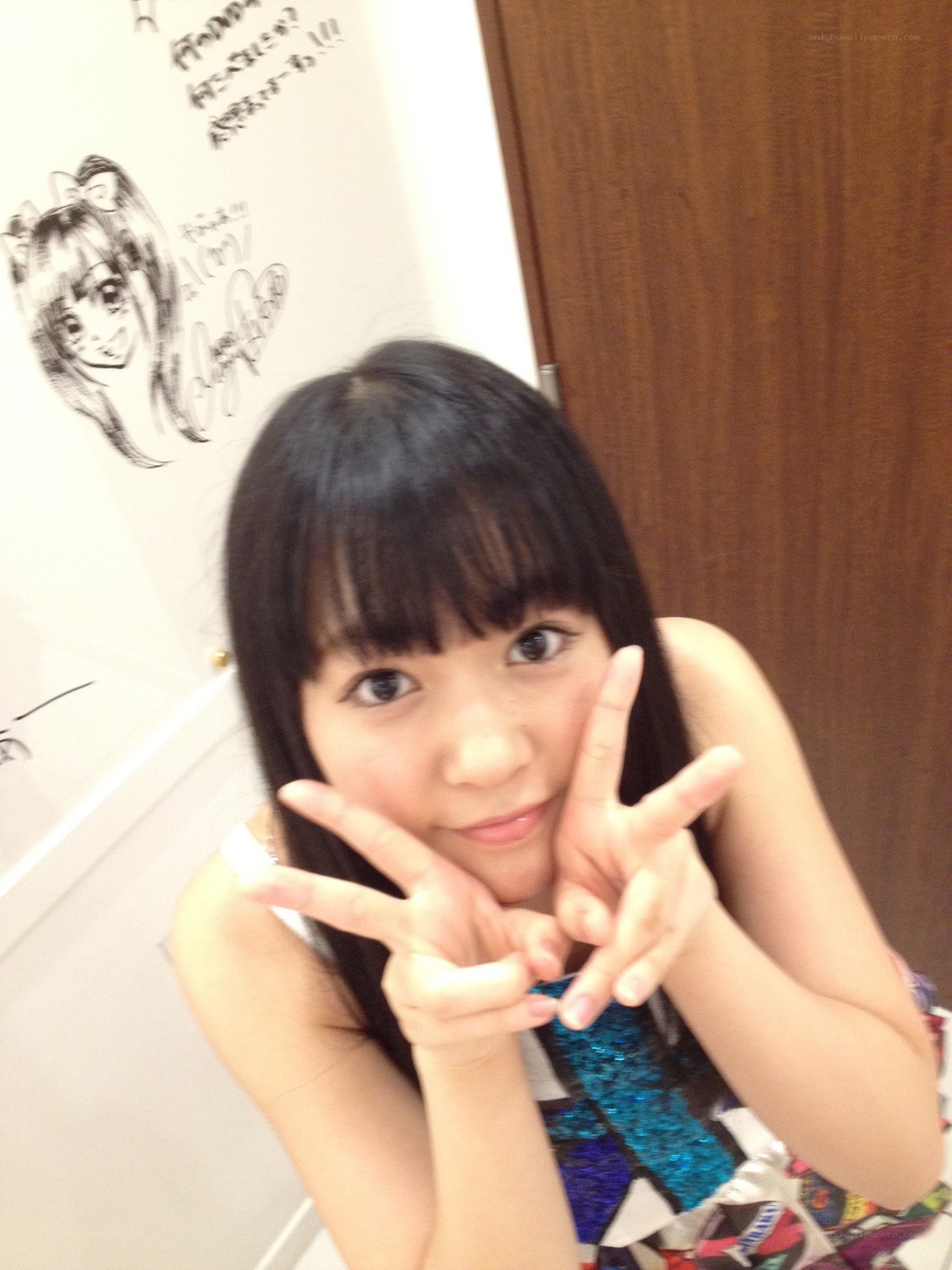 girl making peace signs