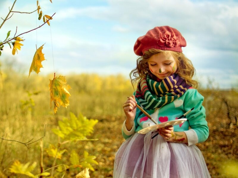 Girl Painting Outdoors — Green